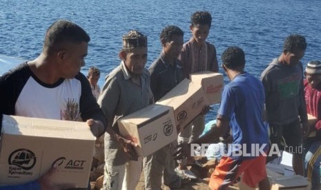 Warga Desa Maru, Pulau Pura, Alor, NTT, menerima paket bantuan pangan ACT, Ahad (3/6).