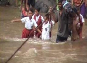 Warga Desa Mekarmukti, Kecamatan Cibalong, Kabupaten Garut, Jawa Barat, terpaksa menantang maut menyeberangi sungai Cisanggiri setelah jembatan Cadasbodas yang melintang diatasnya roboh diterjang angin puting beliung tiga pekan lalu.