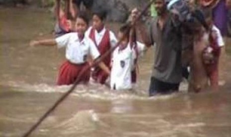 Warga Desa Mekarmukti, Kecamatan Cibalong, Kabupaten Garut, Jawa Barat, terpaksa menantang maut menyeberangi sungai Cisanggiri setelah jembatan Cadasbodas yang melintang diatasnya roboh diterjang angin puting beliung tiga pekan lalu.