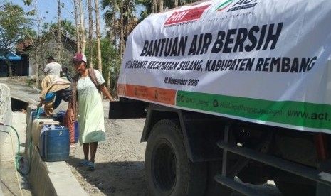 Warga Desa Pranti, Kecamatan Sulang, Kabupaten Rembang mengambil air bersih bantuan Aksi Cepat Tanggap (ACT) Jateng dan Masyarakat Relawan Indonesia (MRI), akhir prkan kemarin.