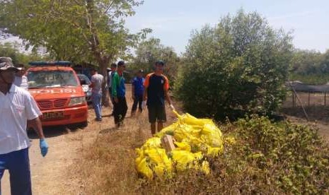 Warga Desa Pusakajaya Utara, Kecamatan Cilebar, Kabupaten Karawang, menunjukan tumpukan sampah medis yang dibuang pihak tak bertanggung jawab di kawasan hutang mangrove, Ahad (9/9).