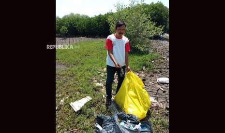 Warga Desa Pusakajaya Utara, Kecamatan Cilebar, Kabupaten Karawang, menunjukan tumpukan sampah medis yang dibuang pihak tak bertanggung jawab di kawasan hutang mangrove, Ahad (9/9).