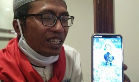 Warga Desa Sembungan, Wonosobo memunjukkan gambar dinginnya kampung halaman dibandingkan panasnya cuaca di Madinah, Sabtu (28/7). Cuaca di Madinah bisa mencapai 45 derajat celcius dibandingkan suhu di desa tersebut yang sempat berada di bawah lima derajat celcius.