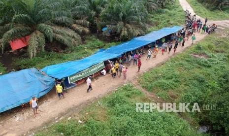 Warga Desa Sogo mendirikan tenda saat melakukan aksi unjukrasa di lahan perkebunan kelapa sawit PT Bukit Bintang Sawit (BBS), Kumpeh, Muarojambi, Jambi, Jumat (15/2/2019).