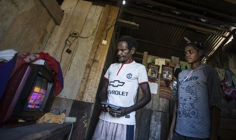 Warga Desa Sosyan mencoba menyalakan televisi dengan listrik yang berasal dari Pembangkit Listrik Tenaga Mikro Hidro (PLTMH) saat pencanangan Program Indonesia Terang di Kabupaten Maybrat, Papua Barat, Kamis (21/4).