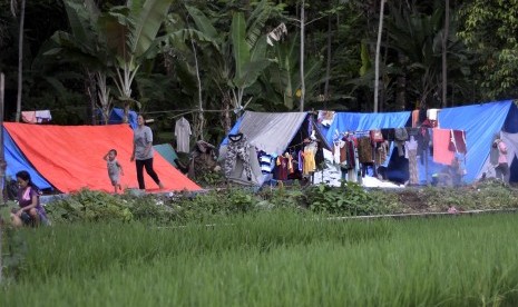 Warga Desa Sukaraja yang mengungsi di lereng Rajabasa, Lampung Selatan, Lampung, Jumat (28/12/2018).