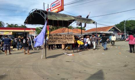 Warga Desa Tegalurung, Kecamatan Balongan Kabupaten Indramayu memblokir ruas jalan desa setempat dari lalu lalang mobil tangki Pertamina, Kamis (20/10). Mobil Pertamina dituding jadi penyebab jalan berlubang hingga menelan korban jiwa.