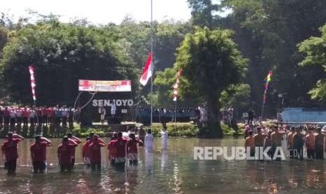 Warga Desa Tegalwaton, Kecamatan Tengaran, Kabupaten Semarang melaksanakan upacara bendera memperingati HUT Kemerdekaan RI ke-73 di kolam mata air Senjoyo, Jumat (17/8). Selain memperingati HUT Kemerdekaan RI kegiatan ini dilakukan untuk promosi wisata Pemandian Senjoyo.