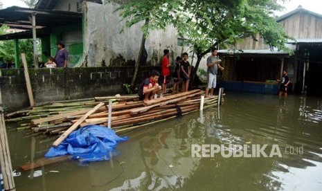 Warga desa Timbulharjo, Kecamatan Sewon, kabupaten Bantul Yogyakarta memancing di genangan air setelah datangnya banjir, Rabu (29/11). Akibat banjir di Bantul pada hari Selasa lalu kolam peternak ikan menjadi meluap hingga ikan masuk ke halaman rumah penduduk.