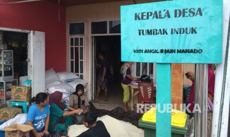 Warga Desa Tumbak menyiapkan 200 paket parsel ramadhan dari Dompet Dhuafa