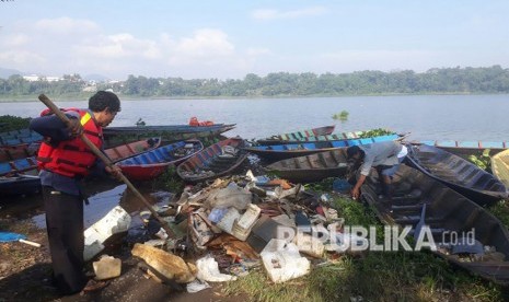 Warga di Batujajar dan Cihampelas, Kabupaten Bandung Barat, melakukan bersih-bersih di aliran Sungai Citarum, Jumat (27/4).