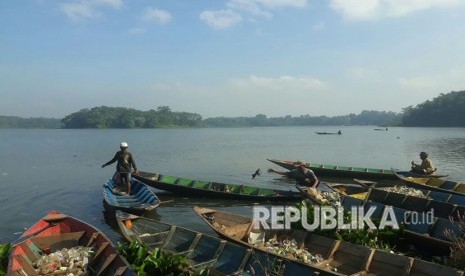 Warga di Batujajar dan Cihampelas Kabupaten Bandung Barat melakukan bersih bersih di aliran sungai Citarum, Jumat (27/4).