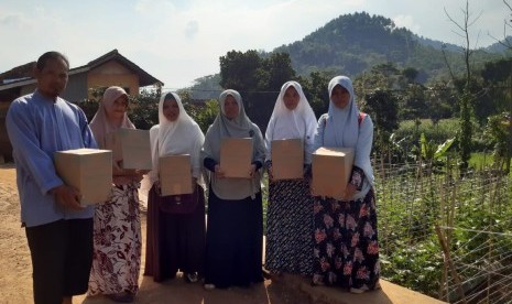 Warga di daerah Ciparay, Bandung, menerima sembako yang dibagikan oleh Elfoundation.