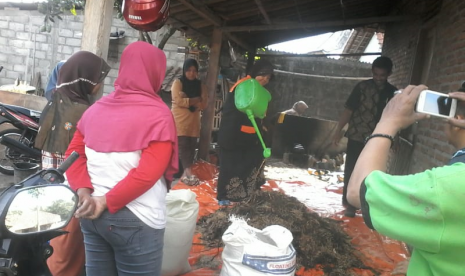 Warga di Desa Berdaya Bringin berlatih membuat pupuk organik.