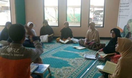 Warga di Desa Berdaya Citangkil memperoleh pendidikan baca dan tulis Alquran dari Rumah Zakat.