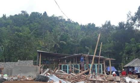 Warga di Desa Guntur Macan, Kecamatan Gunungsari, Lombok Barat, berinisiatif mendirikan kembali rumah mereka yang roboh akibat gempa dengan memanfaatkan sisa bangunan yang ada, Rabu (5/9).  