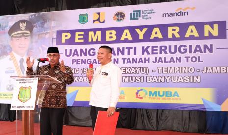 Warga di Desa Sukajaya Kecamatan Bayung Lencir pemilik lahan terdampak pembangunan jalan Tol secara resmi mendapatkan pembayaran uang ganti untung.