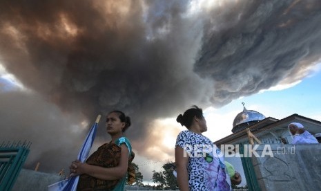 Warga di Kaki Gunung Sinabung 