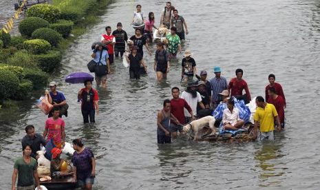 Warga di Kamboja mengungsi akibat banjir