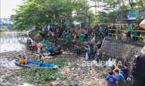 Warga di Kecamatan Banjaran Kabupaten Bandung bergotong royong membersihkan sampah