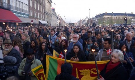 Warga di Kopenhagen, Denmark, Rabu (24/4), menghadiri peringatan pengeboman sejumlah gereja, hotel, dan lokasi lain di Sri Lanka.