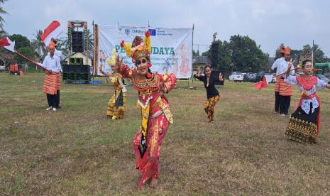 Warga di Lampung Selatan berkumpul dalam Pesta Budaya untuk merayakan keberagaman budaya dan kerukunan. Kegiatan di Lapangan Desa Bumijaya yang berlangsung pada Kamis (22/8/2024) ini terselenggara berkat dukungan dari Proyek Penguatan Kohesi Sosial (SSCP). Ini merupakan inisiatif dari Uni Eropa sebagai donor, dengan ChildFund International di Indonesia sebagai pengarah, dan Yayasan Pembinaan Sosial Katholik (YPSK) sebagai mitra implementasi di Indonesia.