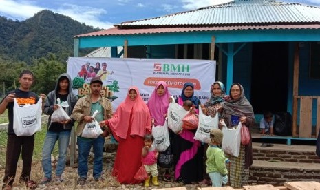 Warga di Lereng Gunung Sibayak, Deli Serdang, Sumut, bergembira menerima daging hewan kurban.