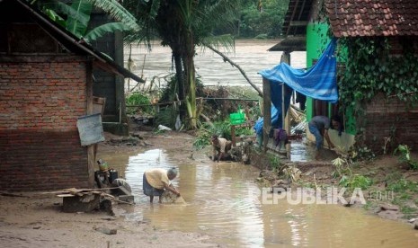  Warga di pinggiran jembatan Siluk, Sriharjo, Imogiri, Kabupaten Bantul mulai mengumpulkan dan membersihkan harta benda setelah terkena endapan lumpur saat banjir, Rabu (29/11). Dari banjir pada hari Selasa (28/11) tidak tercatata adanya korban jiwa di desa sekitar aliran Sungai Siluk. 