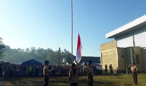 Warga di pos pengungsian di Dusun Pakel, Desa Gunungsari, Kecamatan Gunungsari, Kabupaten Lombok Barat, Nusa Tenggara Barat (NTB) menggelar upacara bendera di pos pengungsian pada Jumat (17/8).