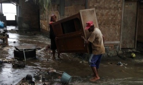 Warga di sekitar Pantai Palabuhanratu Sukabumi mengungsi akibat tingginya gelombang pasang, Jumat (1/12)