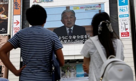 Warga di Tokyo Jepang menonton pidato yang disampaikan Kaisar Akihito, Senin (8/8), terkait kondisi kesehatannya.