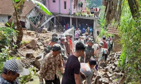 Warga dibantu apparat TNI dan Polri bergotong- royong membarsihkan material tanah dan talut yang longsor dan rumah yang rusak, di wilayah RT 01/ RW 10 Dusun Sepakung Wetan, Desa Sepakung, Kecamatan Banyubiri, Kabupaten Semarang, Jumat (5/11).