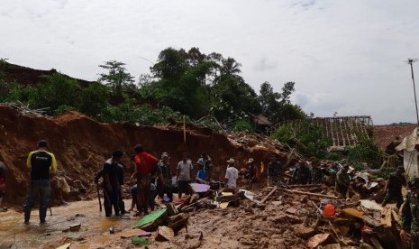 Warga dibantu dengan tim gabungan di Kecamatan Pondoksalam, Purwakarta, sedang membersihkan material tanah longsor. BPBD Purwakarta mencatat ada sejumlah desa rawan bencana pergeseran tanah.