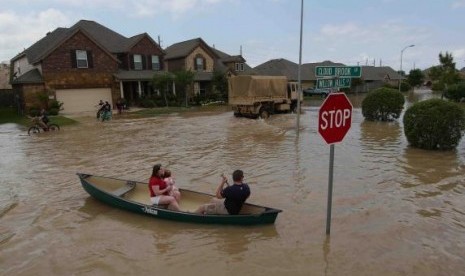 Warga dievakuasi akibat banjir di kawasan Texas, AS.