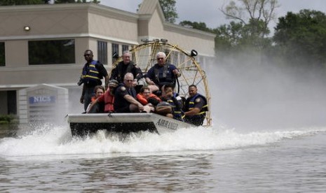 Warga dievakuasi dari rumah mereka yang terendam banjir di Spring, Texas, Selasa, 19 April 2016.