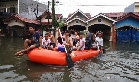 Warga dievakuasi menggunakan perahu karet ketika banjir melanda kawasan Periuk, Tangerang, Banten, Selasa (10/2).(ANTARA/Rivan Awal Lingga)