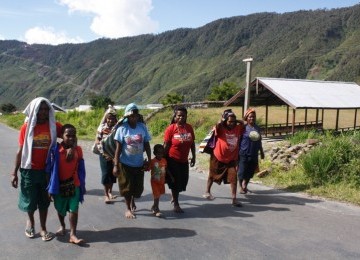 Warga Distrik Mulia, Puncak Jaya, Papua, turun ke Pasar Kota Lama.