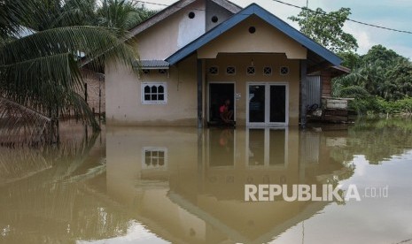 Banjir. Ketika rumah kebanjiran, lindungi diri dari bahaya tersengat aliran listrik.