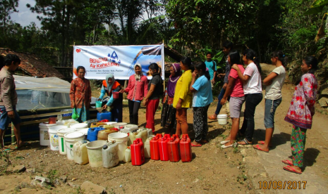 Warga Dusun Ngagik mengantri air bersih yang disalurkan Rumah Zakat.