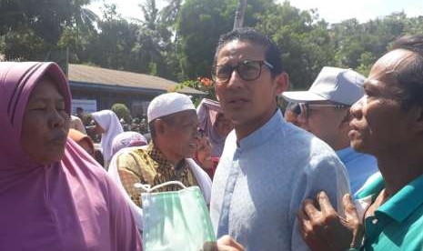 Warga Dusun Wadon, Desa Kekait, Kecamatan Gunungsari, Kabupaten Lombok Barat, NTB, Sarayah (60) meminta Sandiaga membangun masjid di kampungnya yang roboh akibat gempa.