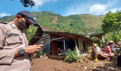 Warga Dusun Wirogomo Krajan, Desa Wirogomo, Kecamatan Banyubiru, kabupaten Semarang menggelar selamatan dan doa bersama memohon perlindungan Allah SWT dan dihindarkan dari bencana alam, dengan latar belakang lereng perbukitan Gunungkelir yang longsor di beberapa titik, Selasa (7/6).