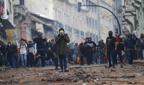 Warga Ekuador bentrok dengan polisi dalam protes menentang pencabutan subsidi bahan bakar di Quito, Ekuador, Kamis (3/10).