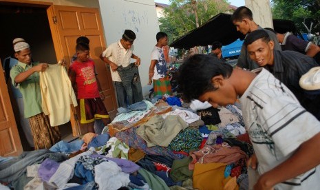 Warga etnis Rohingya memilih celana dan baju bekas sumbangan warga di tempat penampungan sementara di gedung Gelanggang Olahraga (GOR) Lhoksukon, Aceh Utara, Aceh, Rabu (13/5).