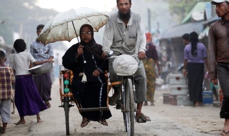 Warga etnis Rohingya naik sepeda roda tiga di sebuah tempat pengungsian.