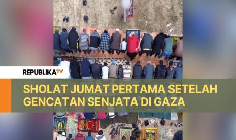 Warga Gaza melaksanakan sholat Jumat pertama setelah gencatan senjata antara Hamas dan Israe diberlakukan.