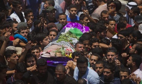 Warga Gaza mengantar jenazah perawat Palestina Razan Najjar (21 tahun) yang ditembak Israel, Sabtu (2/6).