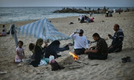 Warga Gaza menikmati kebersamaan di tepi pantai Jalur Gaza.