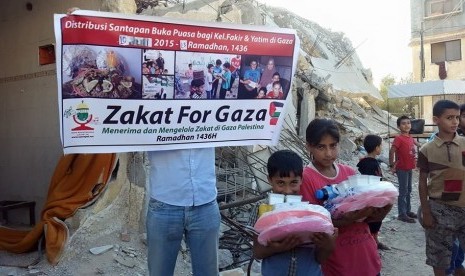 Warga Gaza saat menerima bantuan dari Indonesia