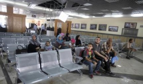 Warga Gaza tengah menunggu di ruangan imigrasi perbatasan Gaaz-Mesir di Rafah.