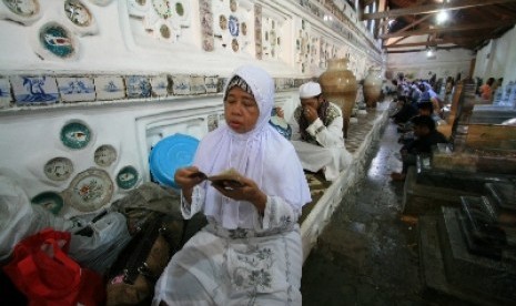 Warga gelar doa bersama di acara Grebeg Syawal di kompleks pemakaman Sunan Gunung Jati, Cirebon, Kamis (15/8) 